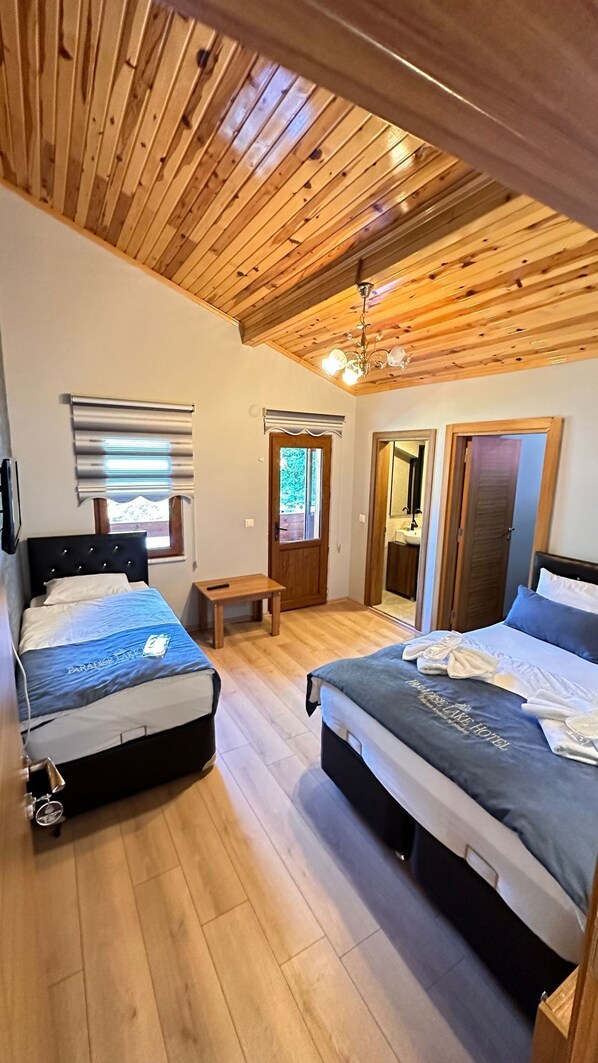 Chambre quadruple Deluxe, vue sur le lac | Accès au Wi-Fi (inclus)