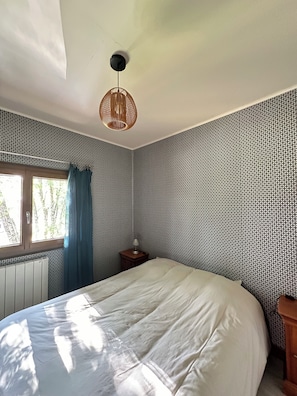 2 chambres, fer et planche Ă repasser, lit parapluie, draps fournis