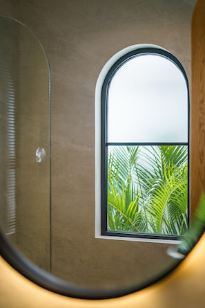 Separate bathtub and shower, hair dryer, towels - Villa Casa Brezza (Kerobokan)