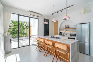 Fridge, microwave, stovetop, cookware/dishes/utensils - Villa Casa Brezza (Kerobokan)