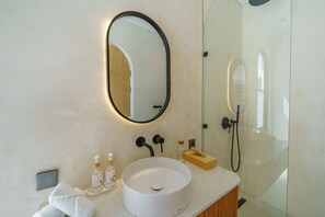 Separate bathtub and shower, hair dryer, towels - Villa Casa Brezza (Kerobokan)