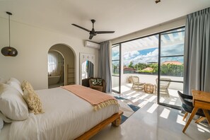 3 bedrooms, desk, bed sheets - Villa Casa Brezza (Kerobokan)