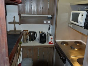 Frigorifero, microonde, lavastoviglie, macchina per tè/caffè