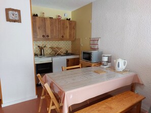Réfrigérateur, micro-ondes, four, cafetière/bouilloire