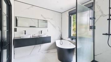 Douche, sĂšche-cheveux, serviettes fournies, papier toilette