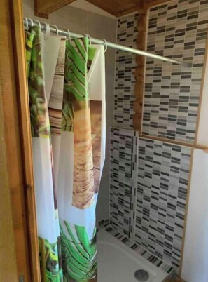 Douche, serviettes fournies