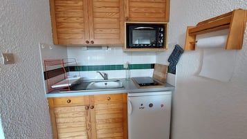 Geladeira, micro-ondas, cafeteira/chaleira, torradeira
