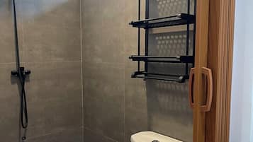 Shower, rainfall showerhead, free toiletries