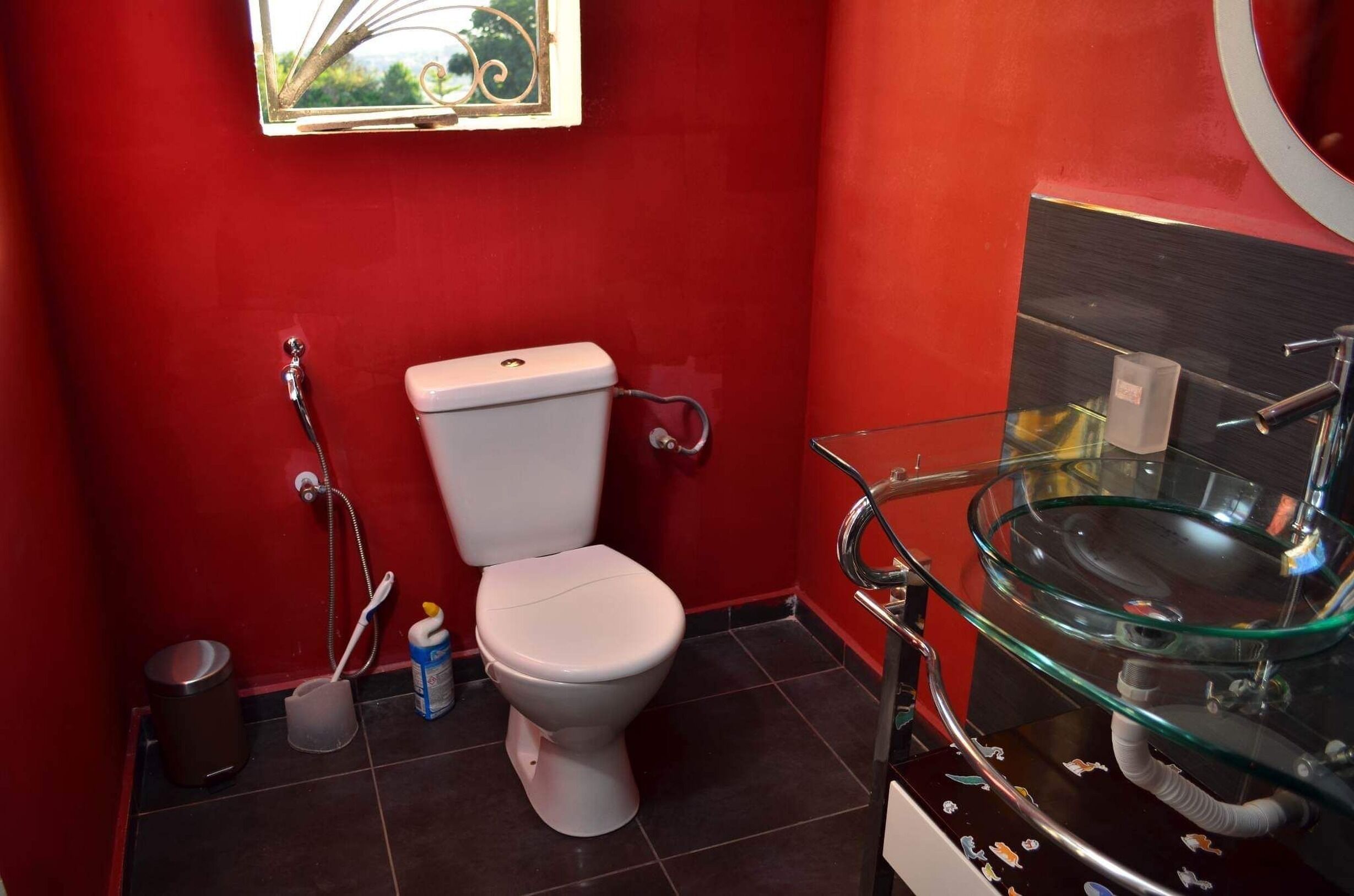 The Romantic Atmosphere of the red Room to Discover the Pleasure of a Stay