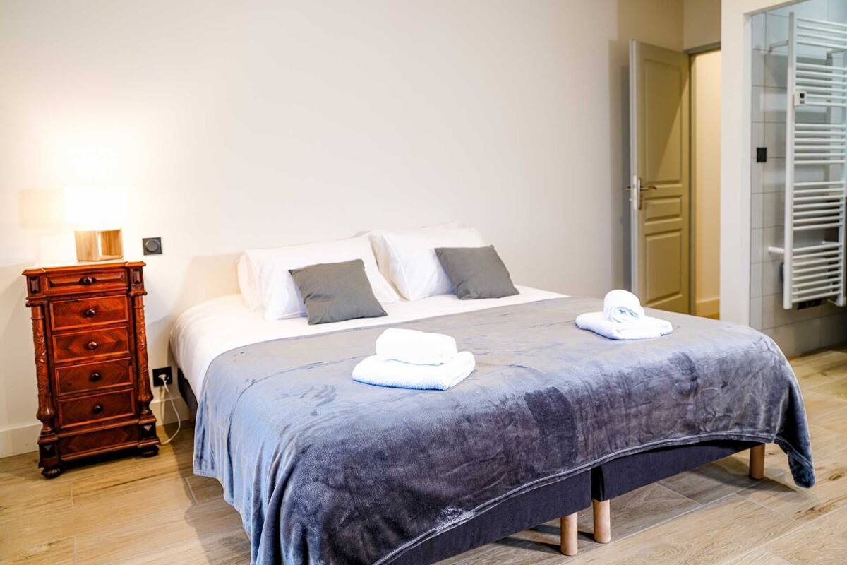 Nhà dành cho gia đình | Bộ đồ giường cao cấp, nệm cao su hoạt tính (memory foam)