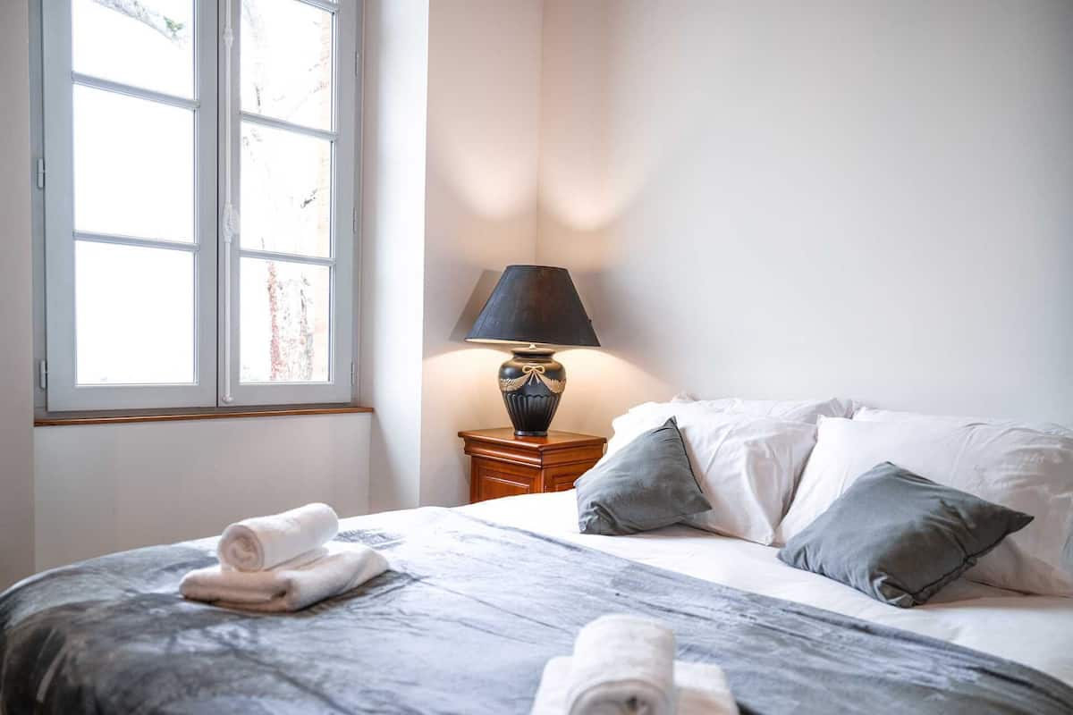 Departamento Deluxe | 5 habitaciones, ropa de cama de alta calidad y camas con efecto memoria