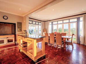 Nhà (3 Bedrooms) | Bếp riêng | Tủ lạnh, lò vi sóng, lò nướng, bếp nấu 