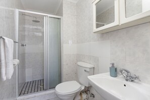 Appartement (3 Bedrooms) | Salle de bain | Serviettes fournies, papier de toilette