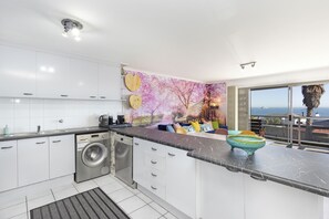 Apartment (3 Bedrooms) | Eigene Küche | Kühlschrank, Mikrowelle, Ofen, Herdplatte