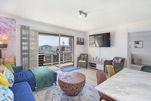 Apartment (3 Bedrooms) | Wohnbereich | LED-Fernseher