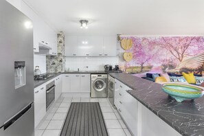 Apartment (3 Bedrooms) | Private kitchen | Fridge, microwave, oven, stovetop