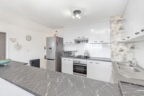 Apartment (3 Bedrooms) | Private kitchen | Fridge, microwave, oven, stovetop