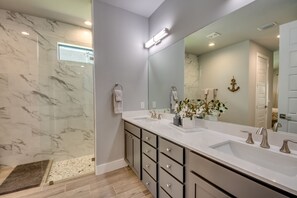 Douche, sèche-cheveux, serviettes fournies