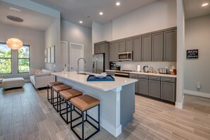 冷蔵庫、電子レンジ、オーブン、コンロ