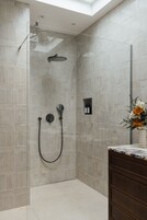 Loft City | Bagno | Set di cortesia gratuito, asciugacapelli, asciugamani