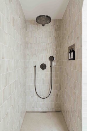 Produtos de toalete grátis, secador de cabelo, toalhas de banho