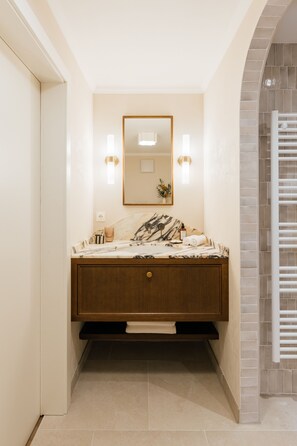 Superior Suite | Bathroom | Free toiletries, hair dryer, towels - Clemonte Boutique Hotel (Salzburg)