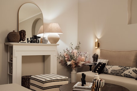 City Loft | Minibar, individually decorated, individually furnished, blackout drapes. Clemonte Boutique Hotel