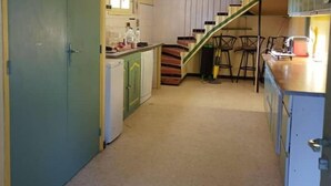Eine kleine Küche mit einer Treppe zu einem Essbereich.