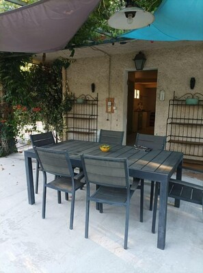 Outdoor dining - Air-conditioned villa with swimming pool (Camaret-sur-Aigues)