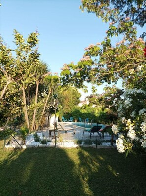 Outdoor pool - Air-conditioned villa with swimming pool (Camaret-sur-Aigues)