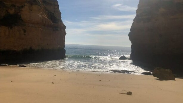 A beach with a clear sky and sunlight. - Maison 5 Chambres, Piscine Partagée-plage à 2.5 km (Luz)