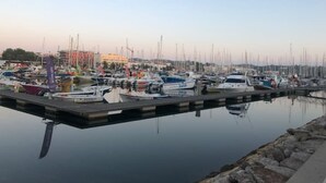 A marina with numerous boats docked, calm water, and a clear sky. - Maison 5 Chambres, Piscine Partagée-plage à 2.5 km (Luz)