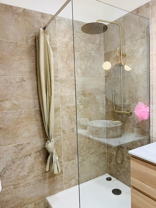 Asciugacapelli, asciugamani, sapone, carta igienica