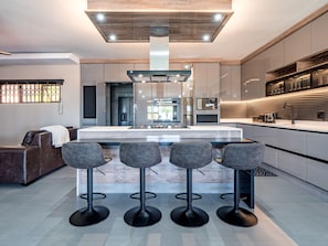 House (5 Bedrooms) | Interior