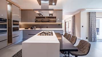 House (5 Bedrooms) | Interior