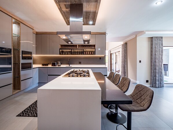 House (5 Bedrooms) | Interior