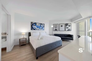 1 slaapkamer, een bureau, een strijkplank/strijkijzer, reisbedje