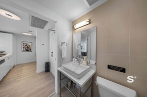 Een douche, milieuvriendelijk toiletgerief, een haardroger, handdoeken