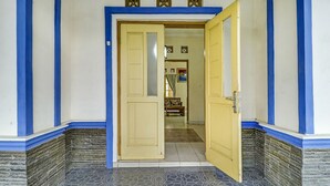 A building entrance with a tiled floor and blue and white walls. - Hotel O My Guest House Syariah (Padalarang)