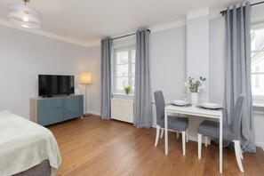 Tabla de planchar con plancha, wifi y ropa de cama