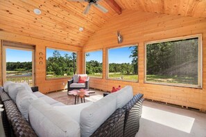 Televisio, takka, työhuone