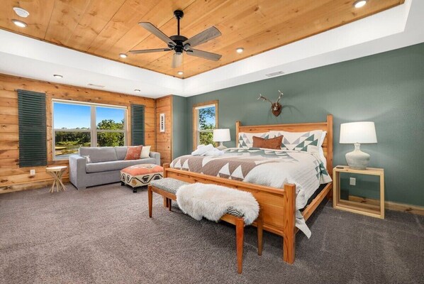 3 makuuhuonetta, työpöytä, silitysrauta/-lauta, vauvan matkasänky