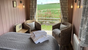 7 habitaciones, tabla de planchar con plancha y cuna de viaje