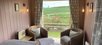  Luxury Glamping Kent Coast; Shepherds Huts & Safari Tents on site hot tub 