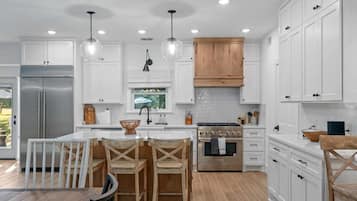 Een koelkast, een magnetron, een oven, een kookplaat