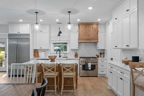 Een koelkast, een magnetron, een oven, een kookplaat