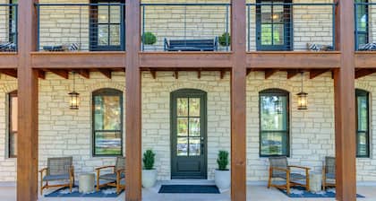 Three Dog Ranch - Pool, Game Room & Sleeps 18