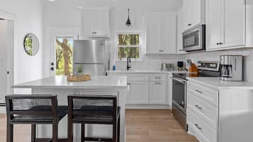 Een koelkast, een magnetron, een oven, een kookplaat