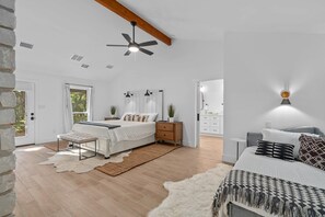 6 bedrooms, iron/ironing board, WiFi, bed sheets - Three Dog Ranch - Pool, Game Room & Sleeps 18 (Driftwood)