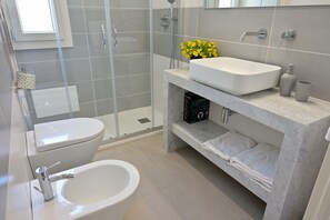 Dusche, Haartrockner, Bidet, Seife